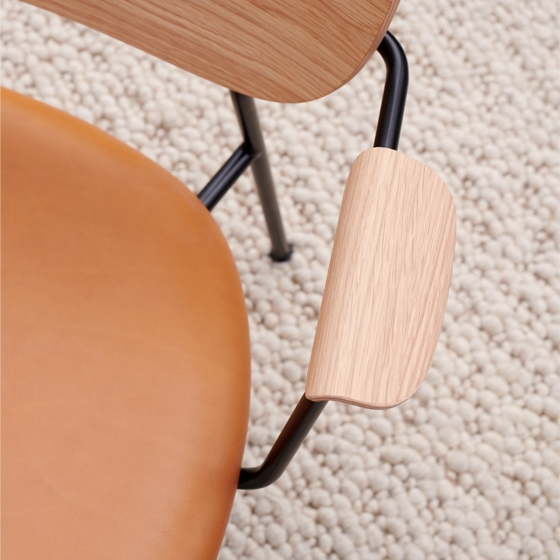 Lees storie Light on its feet: Co Lounge Chair by MENU
