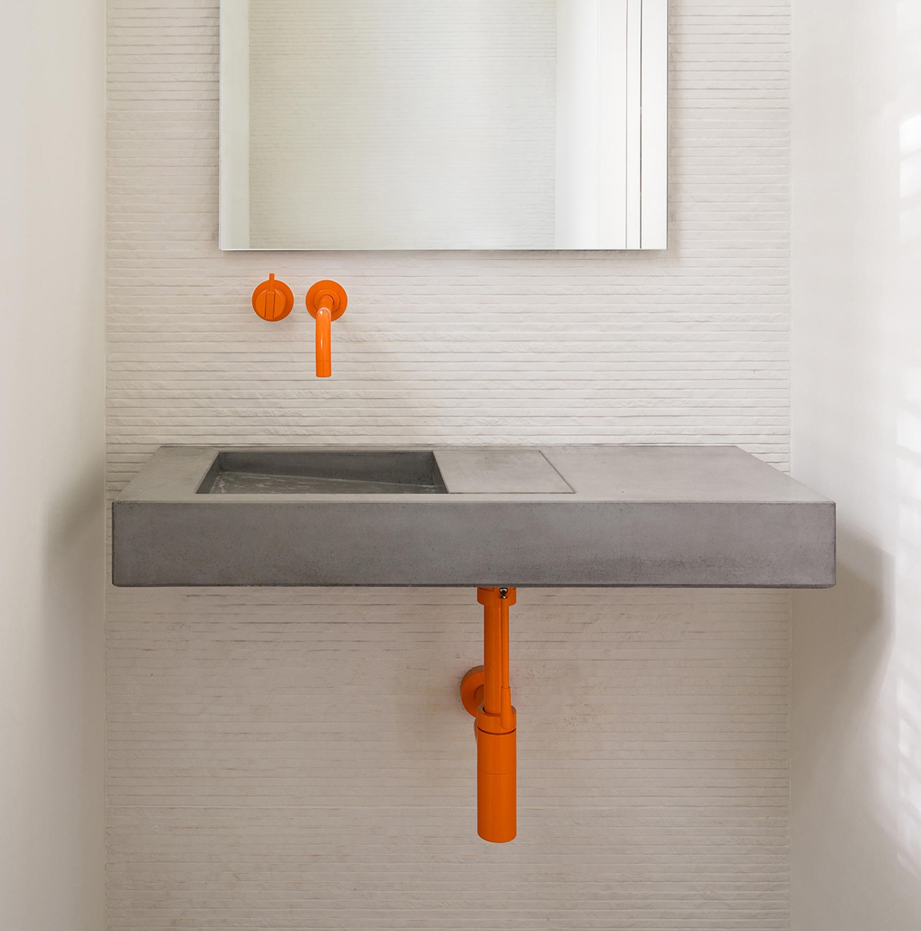 No matter if you choose a bright green or orange, the more toned-down and 	neutral the rest of a bathroom interior is, the stronger the effect colourful fittings and pipes will have; Photos: 1 Johan Van Staeyen, 2 Eric Roth