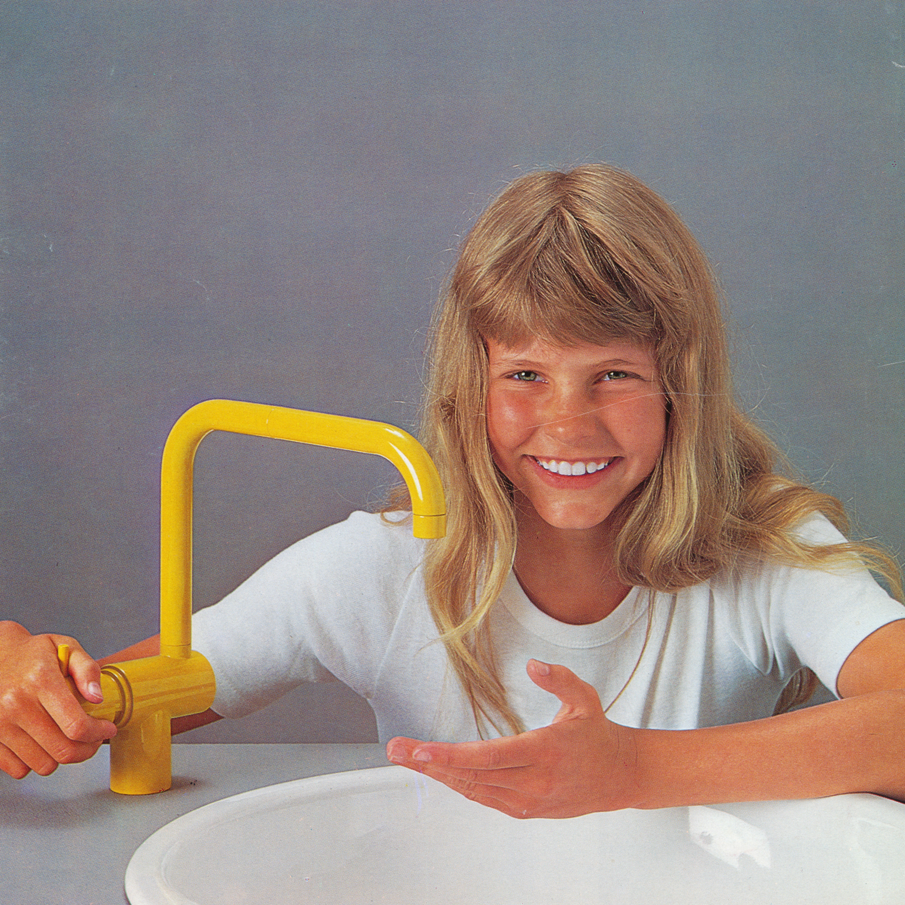 Top: Vola founder Verner Overgaard with the KV1, a fitting that has turned into a design classic. Above: A historical advertising photo from the 1970s, when Vola introduced colours in line with the spirit of the times  