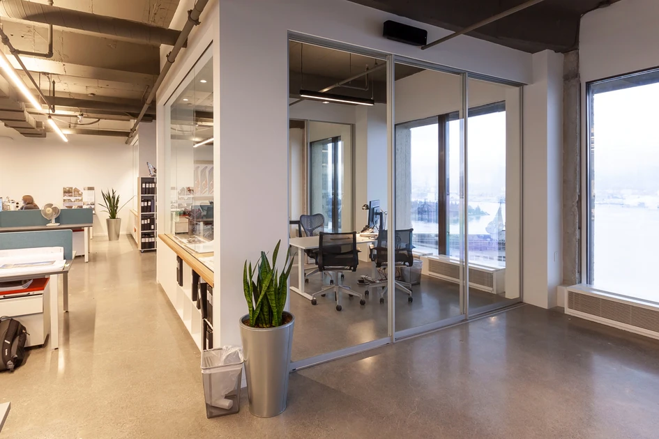 "Kein anderes Produkt auf dem Markt ist so gut", sagt Duane Siegrist vom Architekturbüro Integra aus Vancouver, wo transluzente Raumplus-Schiebetüren einen optischen Kontrast zu den wuchtigen Douglasien-Säulen und dem Sichtmauerwerk bilden