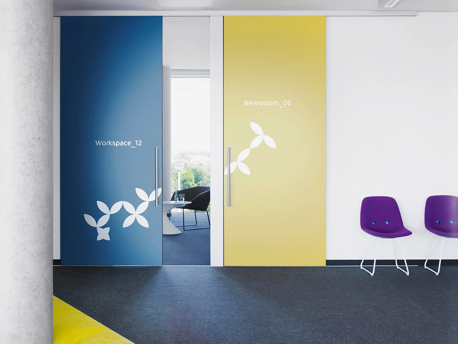 Der Bremer Weserturm des Architekten Helmut Jahn wurde mit Raumplus ausgestattet. Die Innenarchitekten rauminraum stellten durch ihre Auswahl der Büroaustattung der Internetagentur HMMH Multimediahaus visuelle Transparenz und Flexibilität sicher