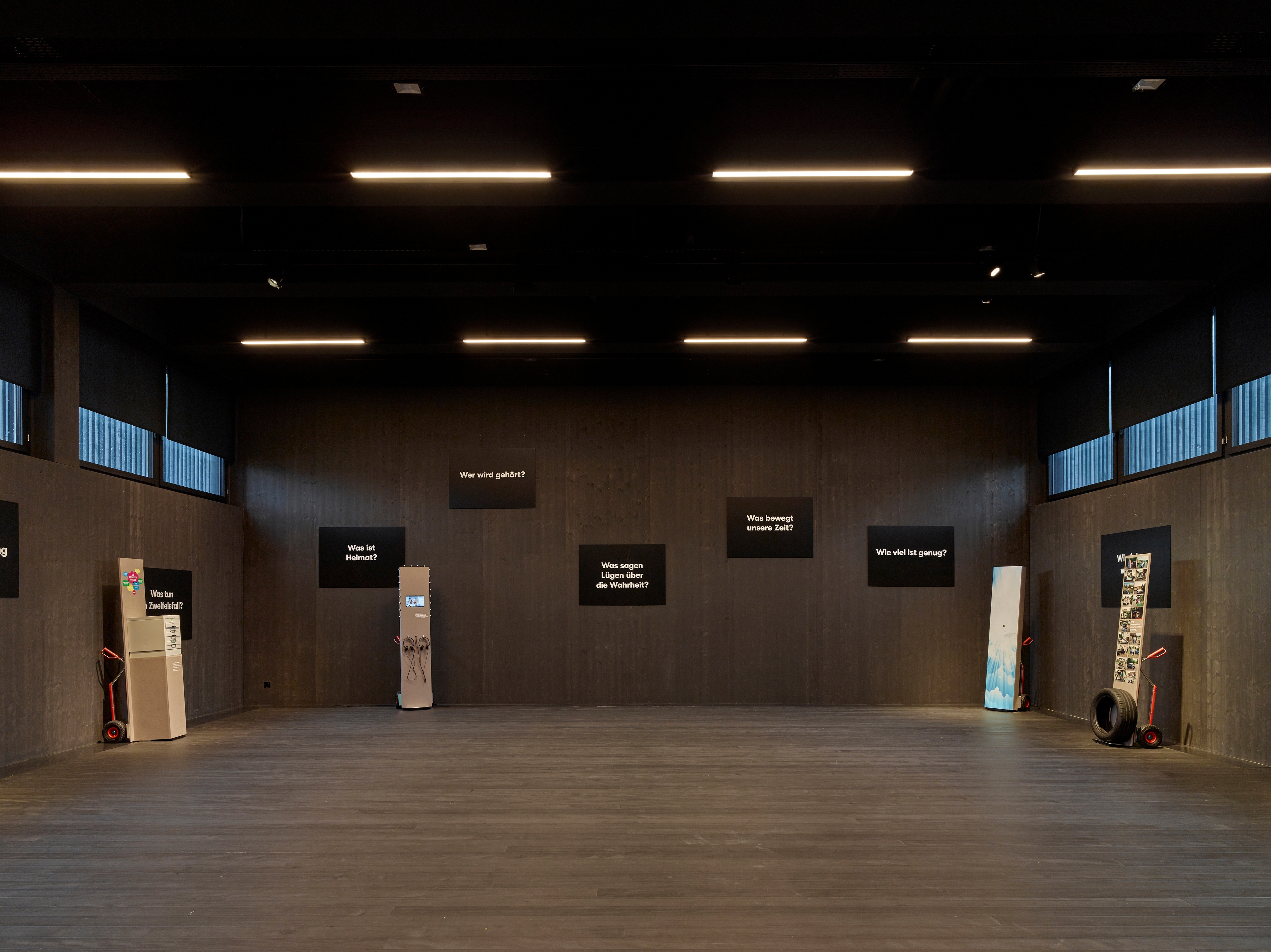 The windows on the first floor are 5m tall and can be dimmed using motorised roller blinds, whose technical elements were stained in a special colour matching the UMBRIA R fabric and the room as a whole