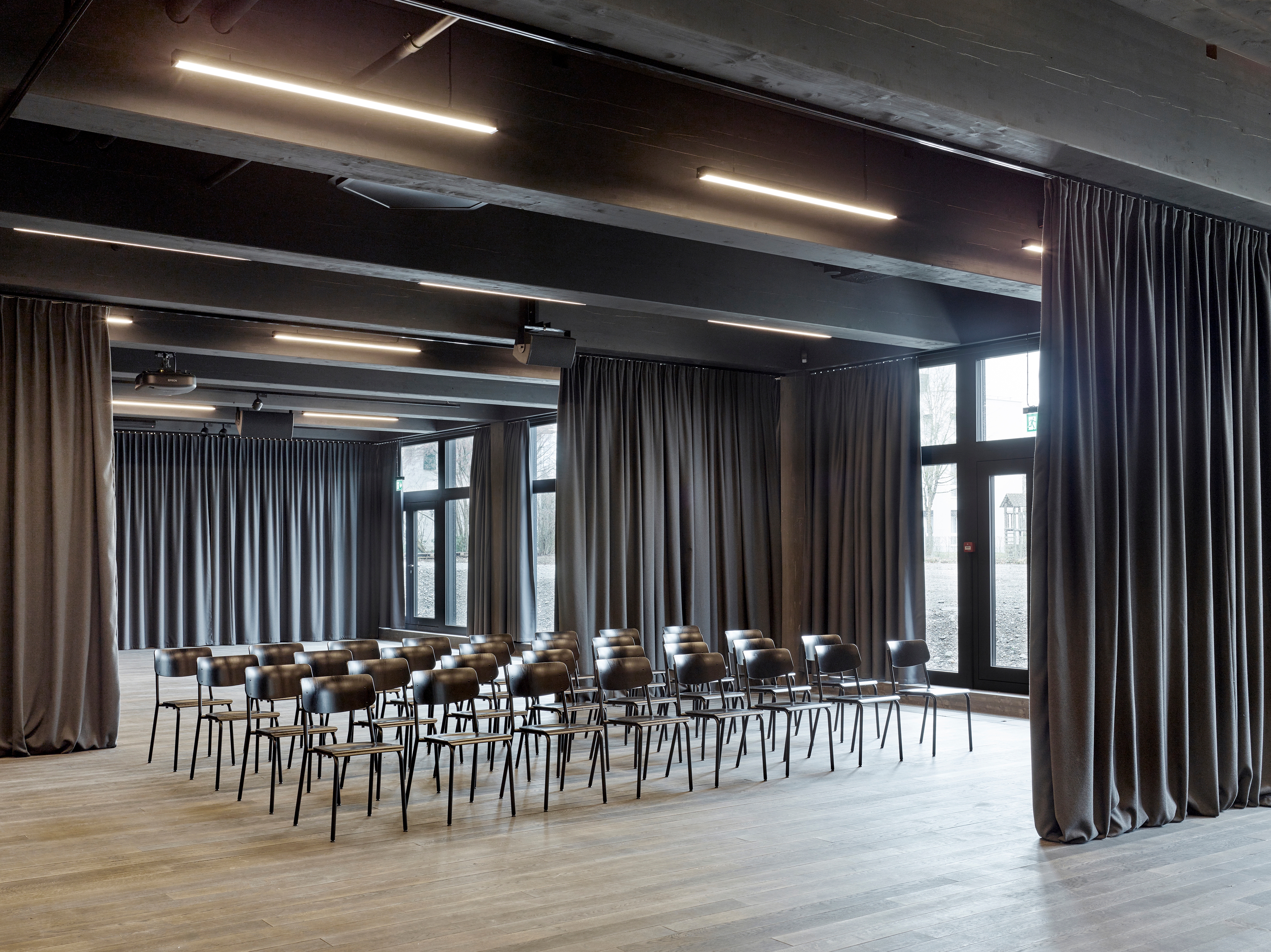 Apart from zoning the room, the SECRET blackout fabric can also be used to completely dim the venue