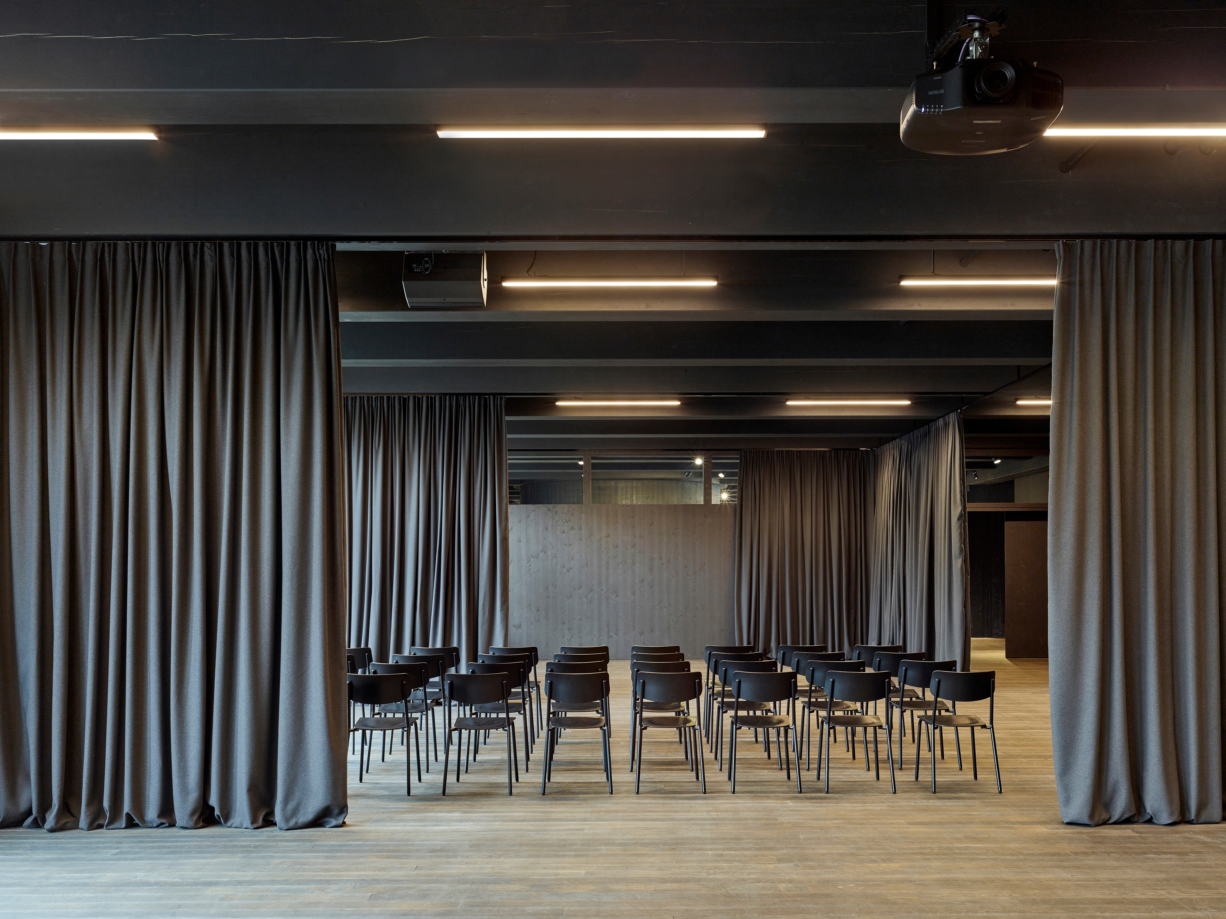 Using ACOUSTIC DIVIDER VARIO with ALEX fabric and NoiseSilencer as a room divider in a venue is a very good option to partition the room into larger or smaller sections as needed