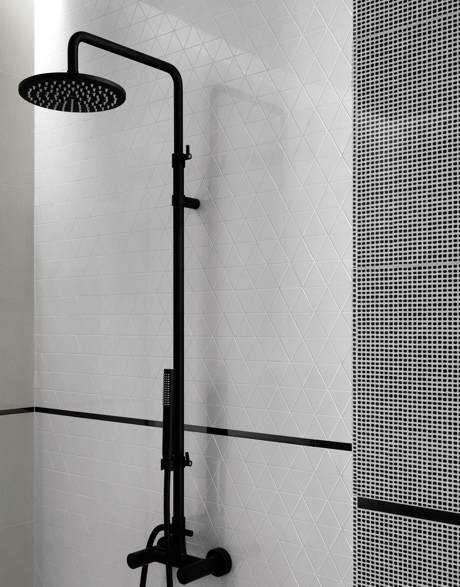 Schwarze und weisse Fliesen müssen nicht den Reiz eines Schachbretts haben, sondern können einen sehr nuancierten Eindruck vermittteln. Vor allem, wenn auch die Armaturen dem Farbkonzept folgen 