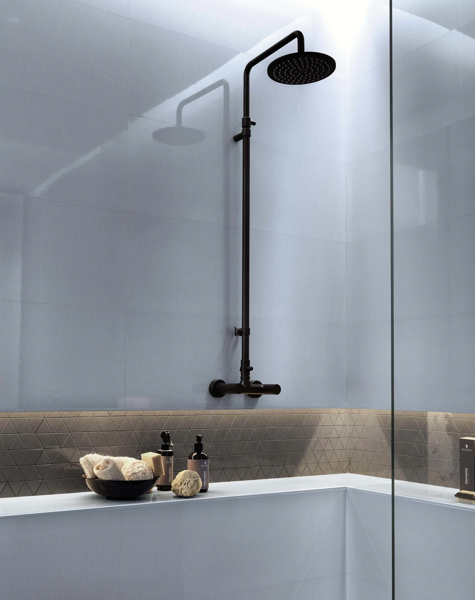 Beispiele, wie die neue Fliesenfamilie Pat in unterschiediche Badszenarien integriert werden kann. Die verschiedenen Raster, Grössen und Farben sind perfekt aufeinander abgestimmt