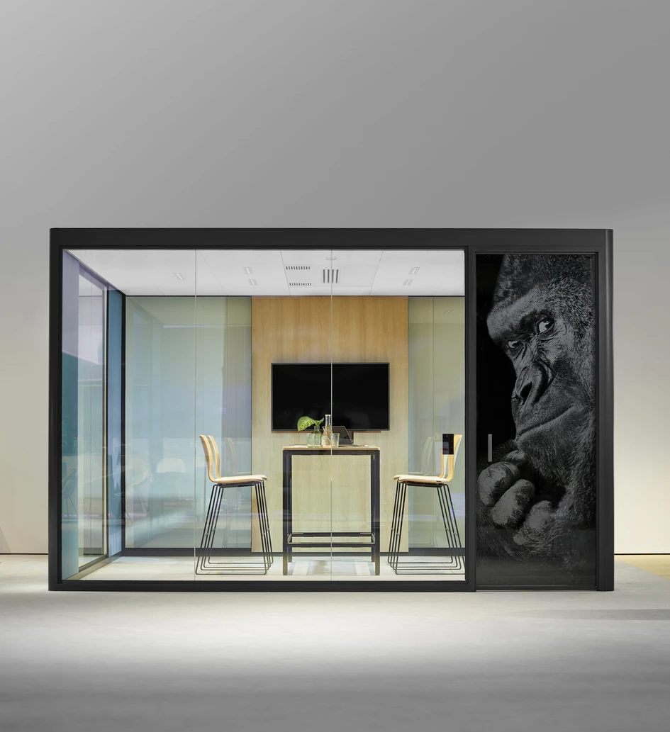 Thanks to a specially developed lighting and ventilation concept, the minimal "Bosse Cube 4.0" creates an optimum working environment