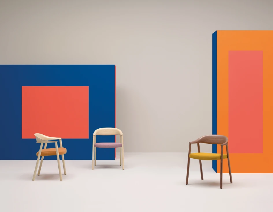 Mit leichter Hand: Dank modernster Holzbearbeitungstechnologie verbindet Patrick Jouins neuer Héra-Stuhl für Pedrali optische Leichtigkeit mit tatsächlicher Leichtigkeit. Der Stuhl wurde vor allem für den Einsatz im Gastgewerbe entwickelt