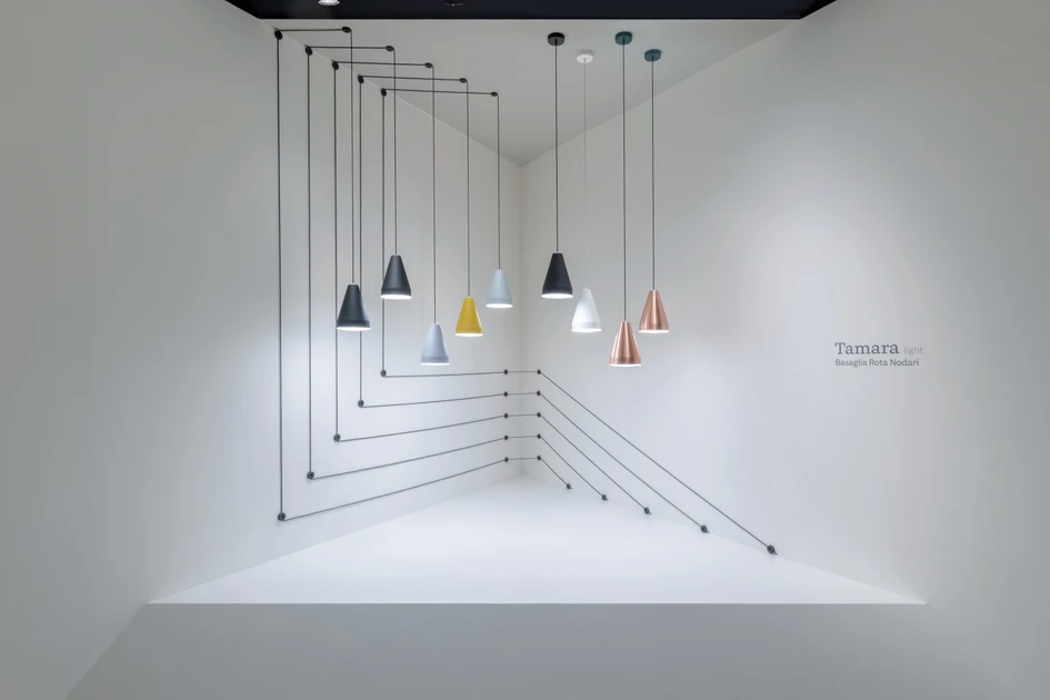 Das vom Mailänder Büro Calvi Brambilla entworfene Standkonzept für Pedrali auf dem Salone del Mobile 2019 – #PedraliPalaceofWonders – nahm die Besucher mit auf eine Reise durch eine Reihe von kontextualisierten, künstlerisch gestalteten Rauminszenierungen