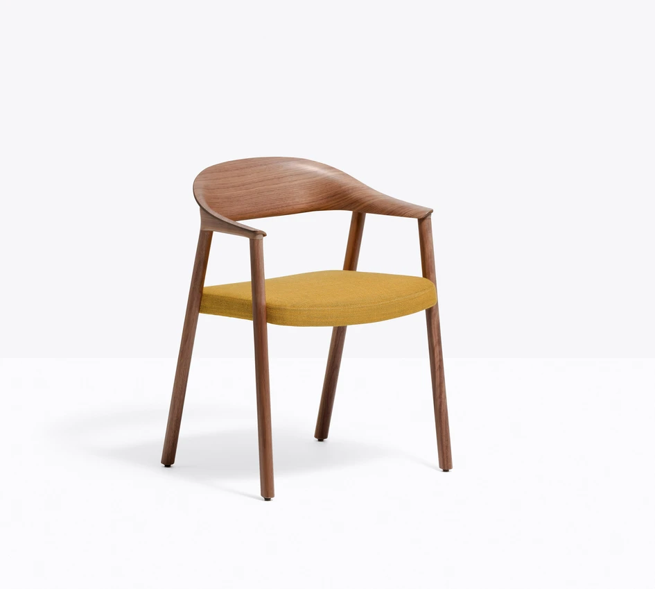 Der neue Héra-Stuhl – seine Rückenlehne besteht aus 3D-Sperrholz – setzt auf eine effiziente Materialnutzung, macht aber zugleich keine Kompromisse in Sachen Ästhetik oder Komfort  – typisch Pedrali!