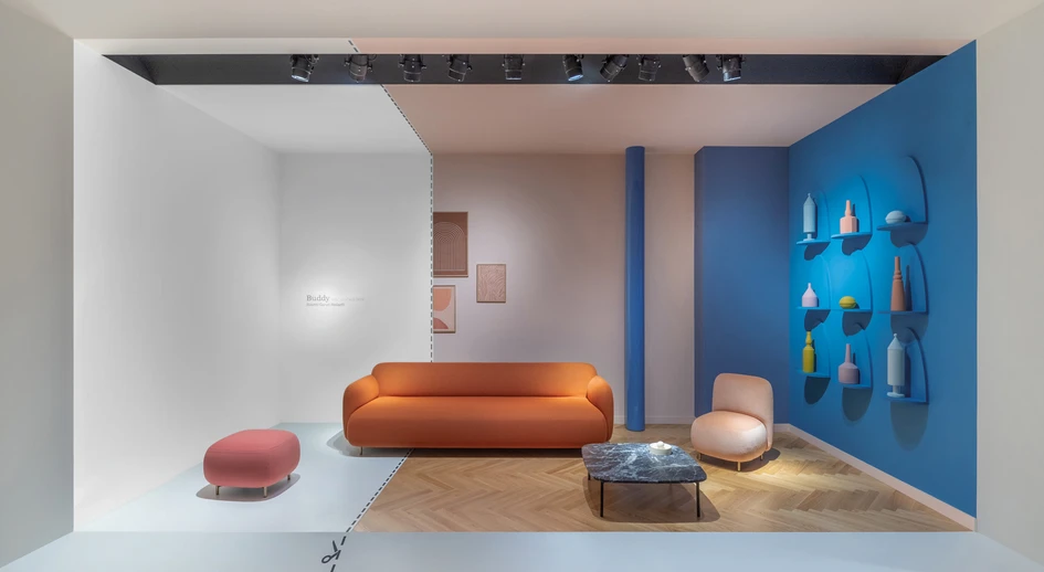 Mit oder ohne Armlehnen baut das neue Dreisitzer-Sofa Buddy auf den freundlichen Formen der bestehenden Buddy-Kollektion auf und eröffnet mehr Möglichkeiten, Innenräume mit opulenten Formen zu bereichern