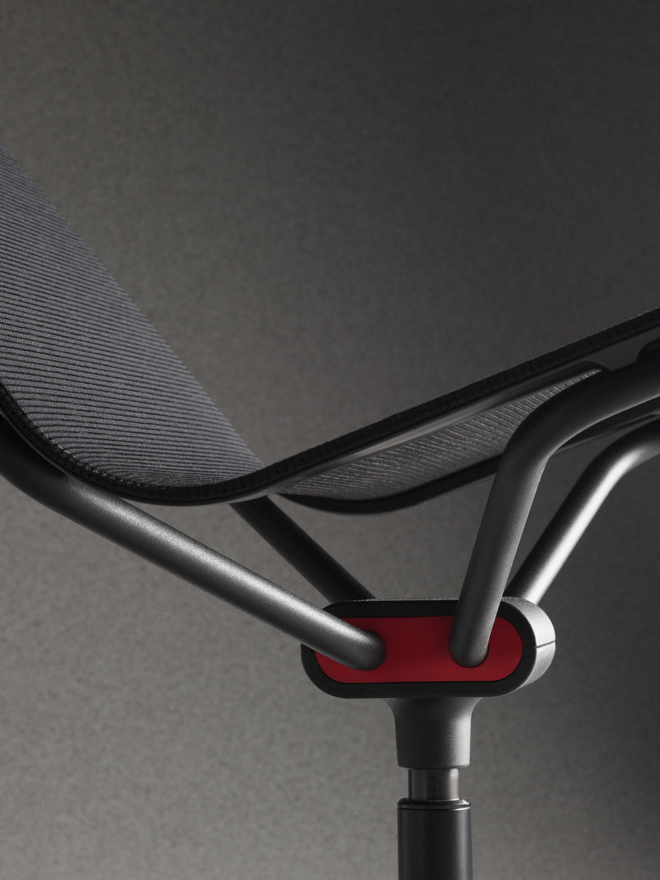 The Dondola 4 joint is at the heart of the D1. It allows active sitting and is the central design element of the chair series