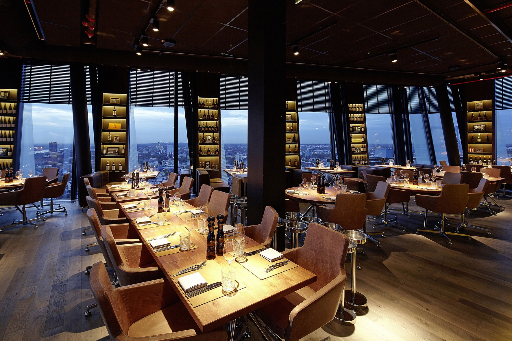 Active sitting, high in the sky. Wagner furnished CLOUDS in Hadi Teherani’s ‘Tanzende Türme’ in Hamburg with dynamic seating and designed the tables specially for the restaurant 