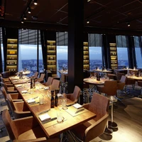 Active sitting, high in the sky. Wagner furnished CLOUDS in Hadi Teherani’s ‘Tanzende Türme’ in Hamburg with dynamic seating and designed the tables specially for the restaurant