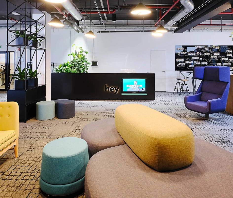 When used-car-platform heycar, backed by auto giant Volkswagen, needed modular, flexible furniture for its Berlin offices – which would act both as space division and storage – System 180 was the obvious choice 