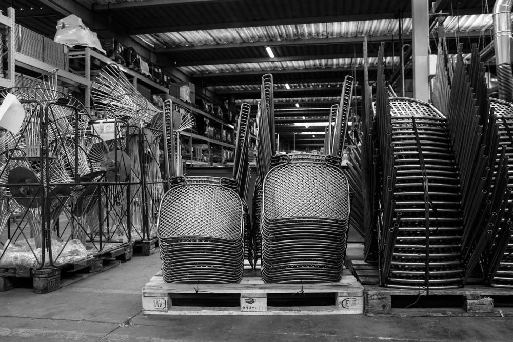 EMU has strong Italian roots and has had its headquarters in Marsciano in Umbria for nearly 70 years. The company has always had a focus on producing stylish steel and aluminium outdoor furniture that uses innovative manufacturing techniques