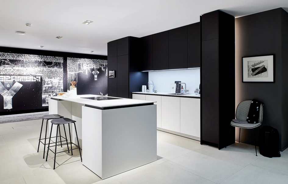 Modern: +Segmento Y can be precision-fitted between the floor and ceiling to make optimal use of the space