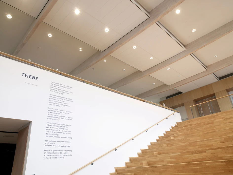 Die Produktlinie Sinfonia schafft mit vier neuen Produkten Freiheiten im Raum. Mit insgesamt sechs akustisch unterschiedlich wirksamen Varianten werden Sie zum Dirigenten zielgerichteter Raumakustik bei einheitlicher Oberfläche