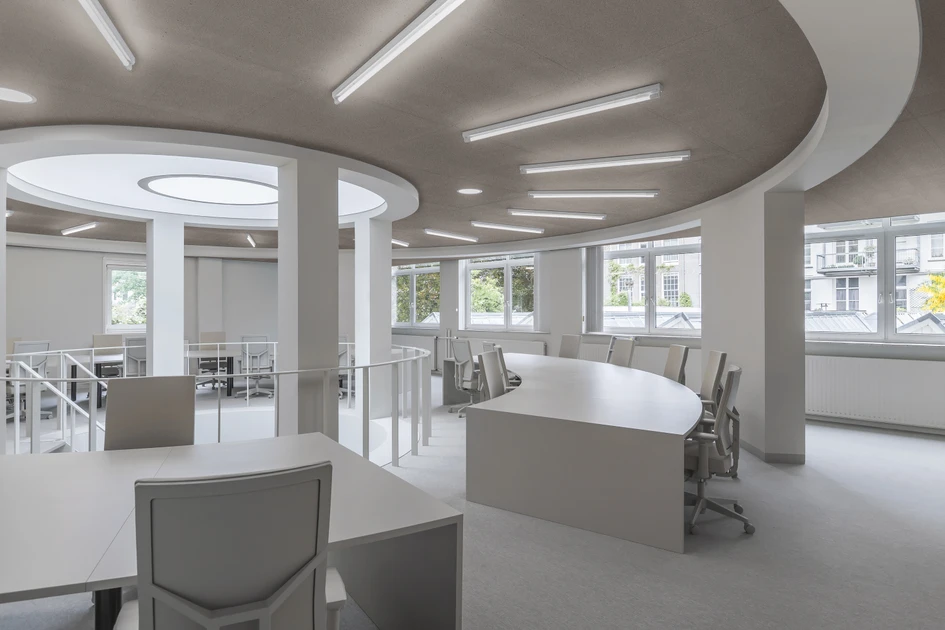 Ausgezeichnete Schallabsorption: Die neue RAW grey im Stil des Industrial Design ist eine grau durchgefärbte Rohplatte, die mit einer transparenten Akustiklasur versiegelt wird