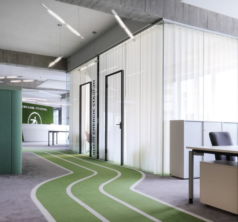 Die Schweizer Marke Silent Gliss ist seit über 65 Jahren im Geschäft und immer noch innovativ, wenn es um geräuschlose und attraktive Vorhangsysteme geht. Willkommen bei Silent Track!