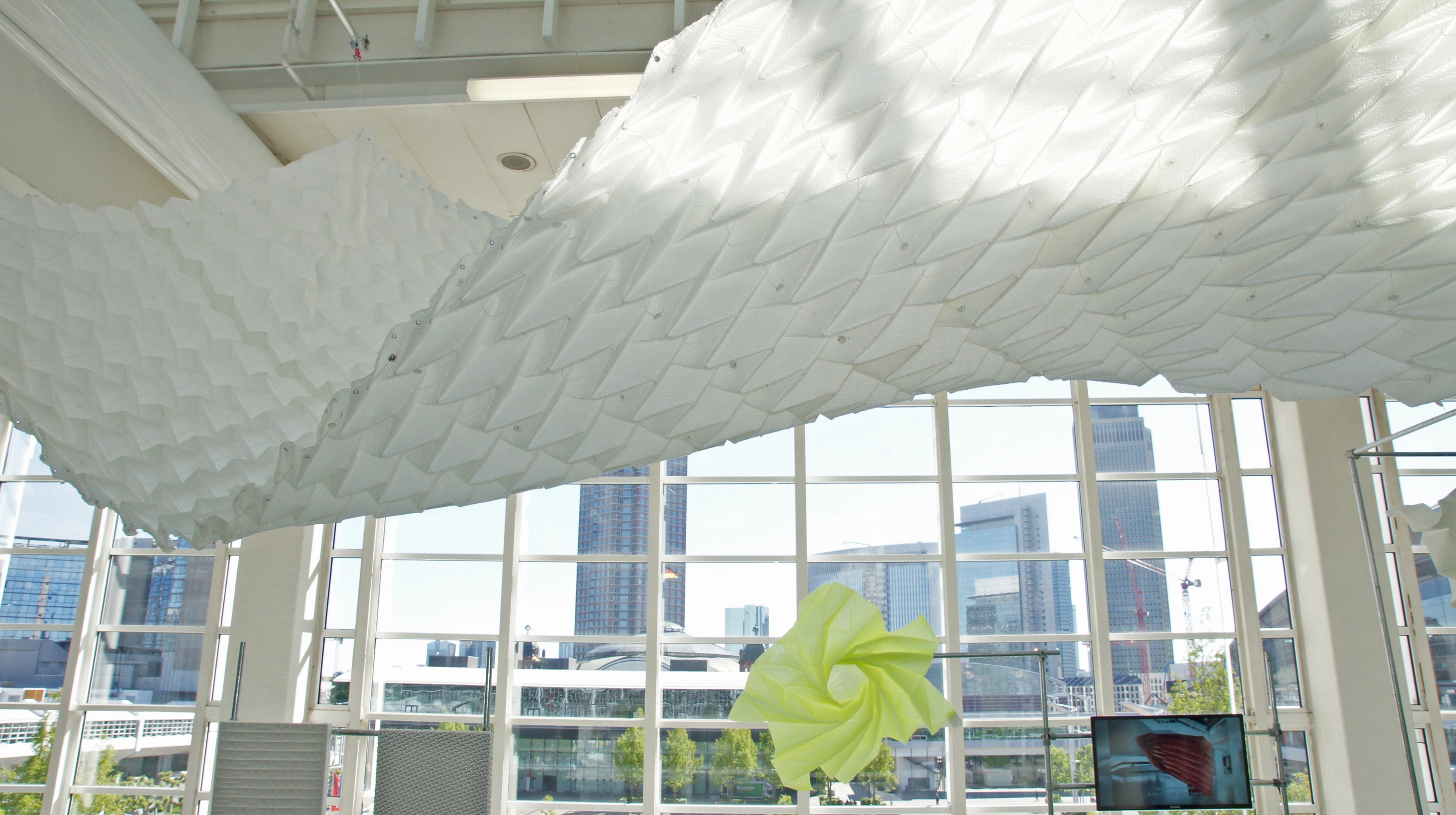 Blickfang im Themen-Special „Urban Living – City of the Future“: Installation von Samira Boon mit Archi Folds auf der Techtextil 2019 Foto: KMänner