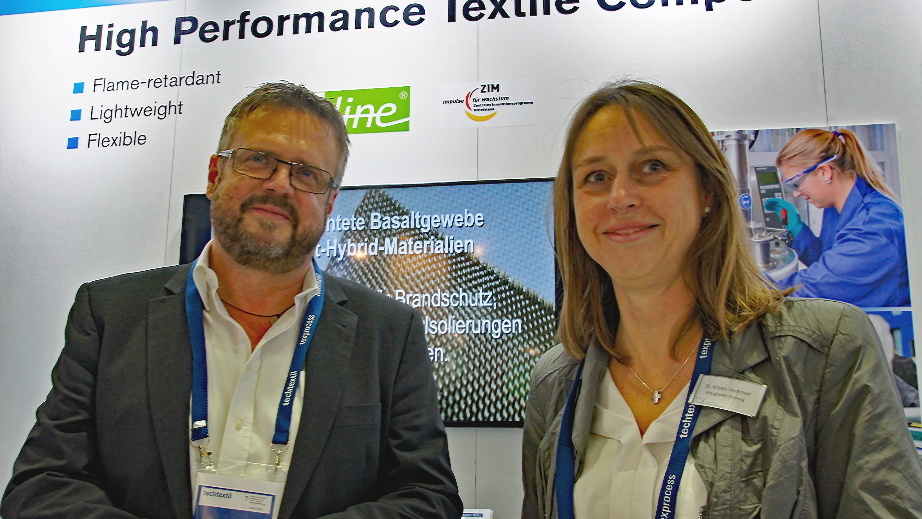 Präsentieren eine Textilinnovation in Basalt: Tobias Mader, Geschäftsführer Fulcoline, und Dr. Kristin Trommer, FILK, auf der Techtextil 2019 Foto: KMänner
