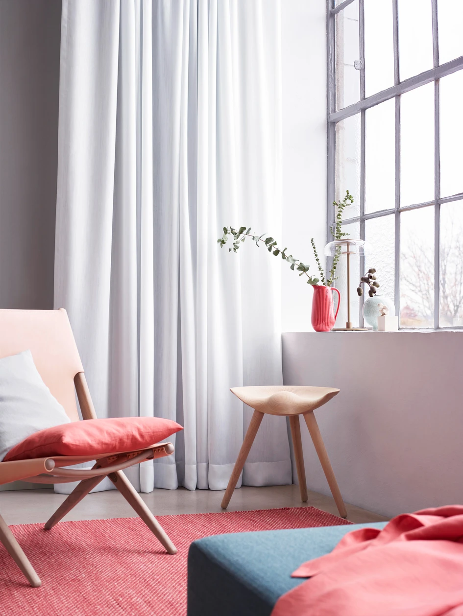 Oben: Eine Hommage an Streifen! Die B1-Erfolgsserie um Soufflé CS Uni von nya nordiska wird in der diesjährigen Kollektion um gleich drei moderne Streifendesigns erweitert. Unten: Charakterstark: Elsa CS (Trevira CS) und Vintage 2.0 (100% Leinen)