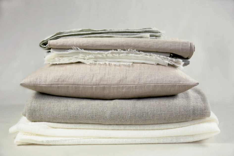 Oben: Suko CS als raumformendes Element im Café Thonet auf der IMM Cologne 2019. Die feine Trevira CS Qualität überzeugt im Leinenlook. Unten: Naturmaterialien und sanfte Farben zeugen von zeitloser Schönheit – Lima in 02 cashmere und Macao in 64 flax