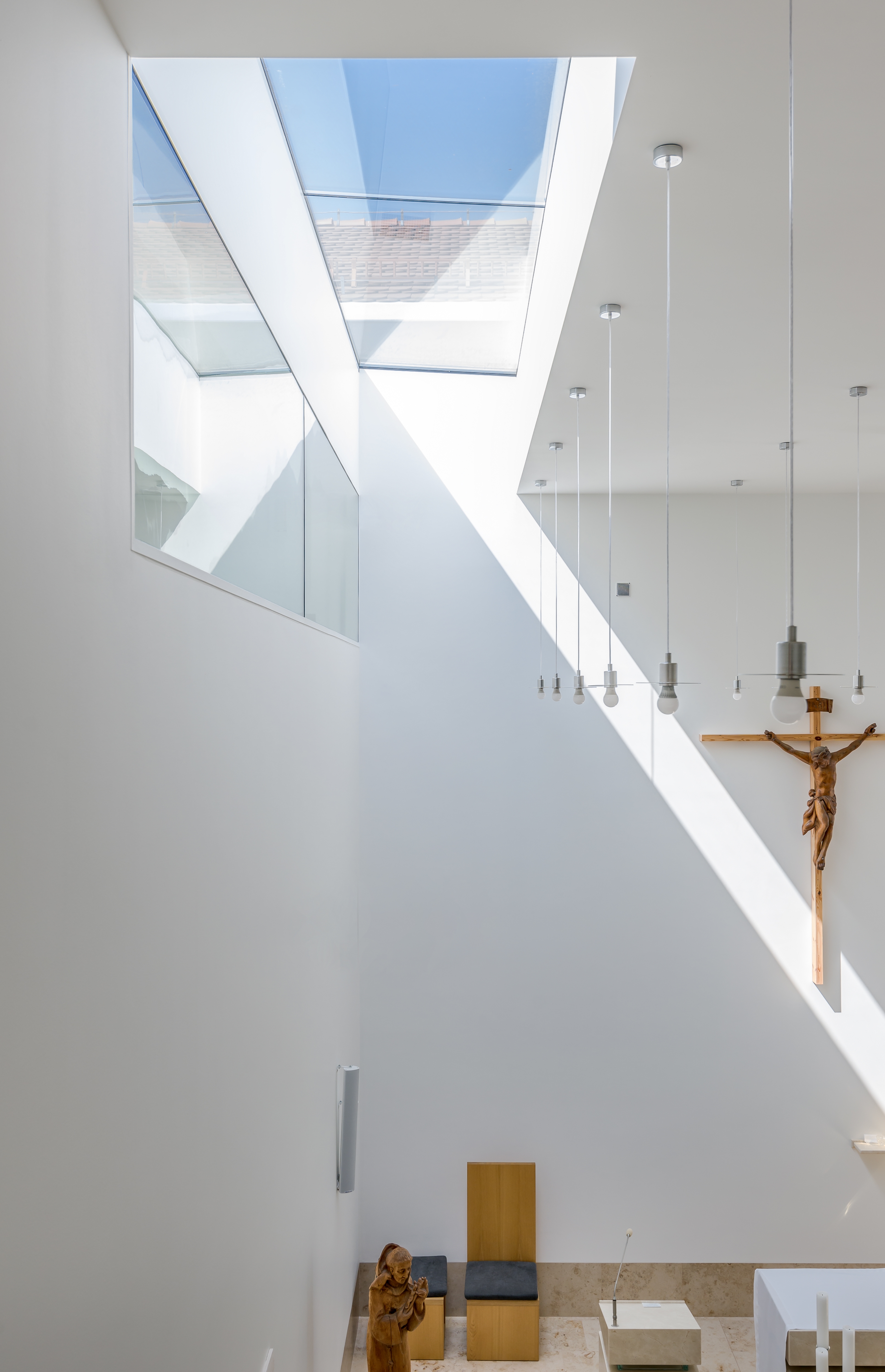 Adopting Mies van der Rohe's famous motto "less is more", PORT's Monastery of the Sisters of St. Francis in Dobrzeń Wielki uses a limited range of materials to create a sense of simplicity and spirituality. Photos: Stanisław Zajączkowski