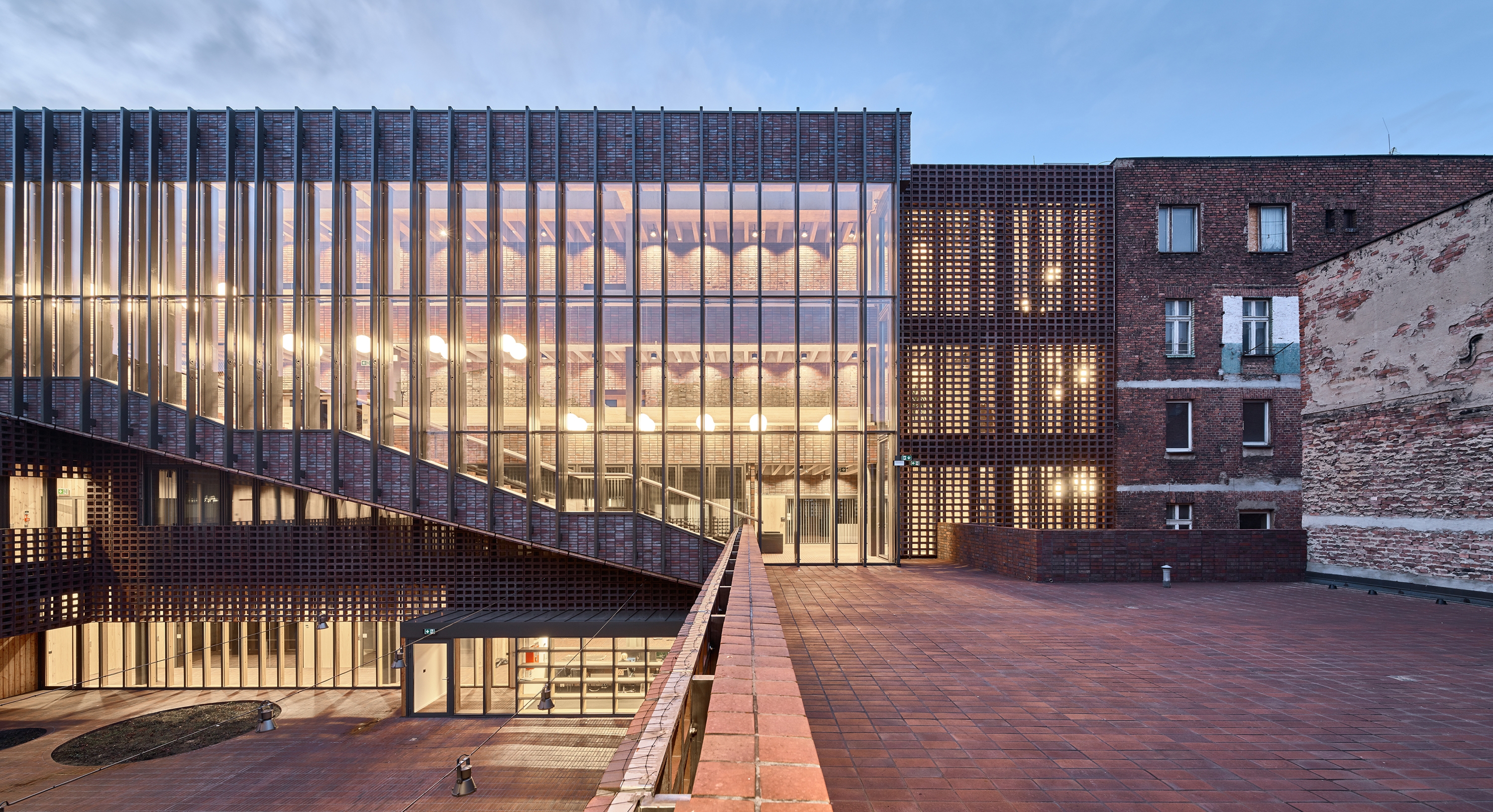 BAAS arquitectura, Grupa5 Architekci, MAŁECCY biuro projektowe decided to preserve the site’s existing building when adding an extension to The Silesia University’s Radio and TV department. Photo: © Jakub Certowicz