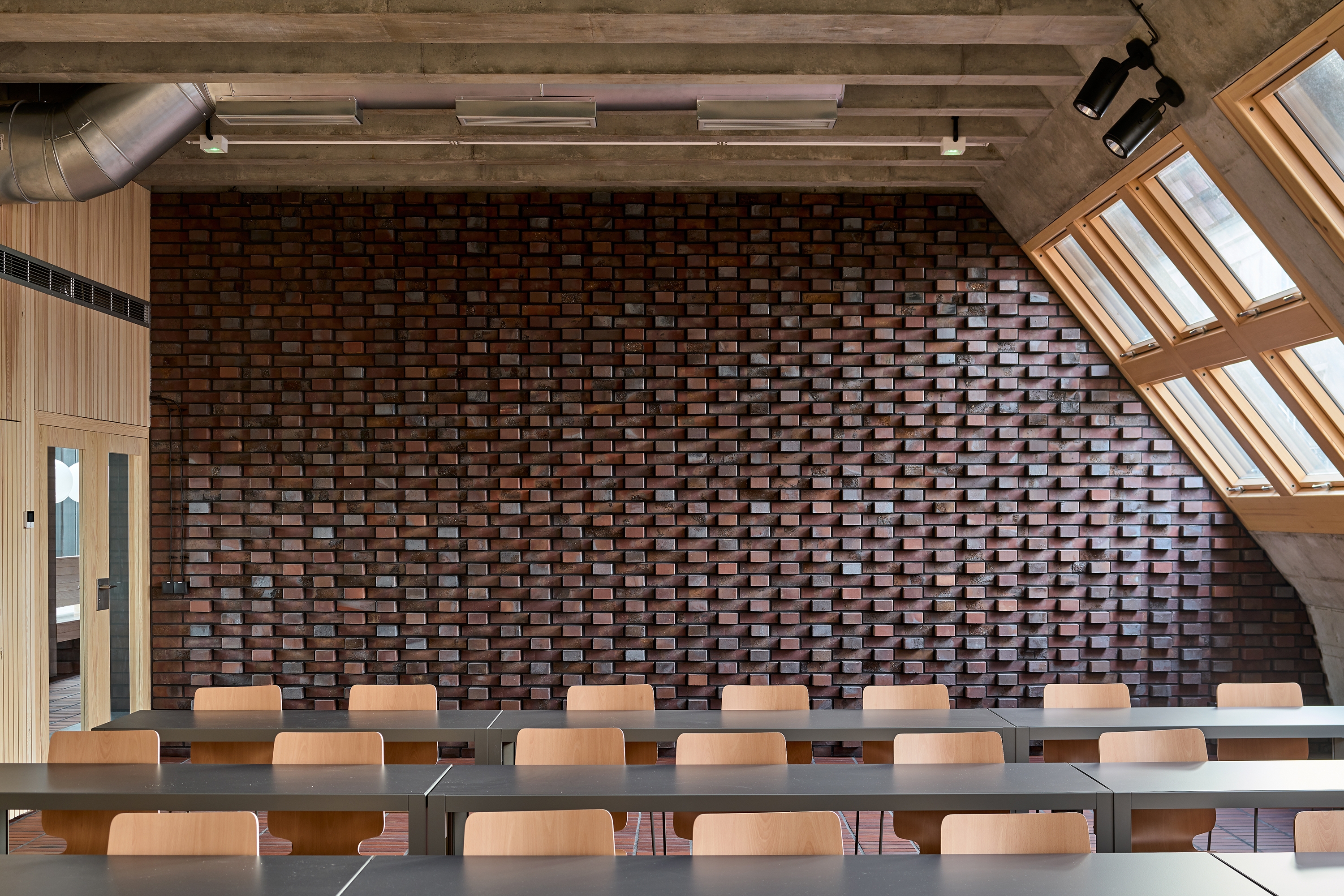 Silesia University's Radio and TV Department – extended by BAAS arquitectura, Grupa5 Architekci and MAŁECCY biuro projektowe – combines a contextual sensitivity with a bold formal expression. Photos: © Jakub Certowicz (1,3-4), Adrià Goula Photo (2)