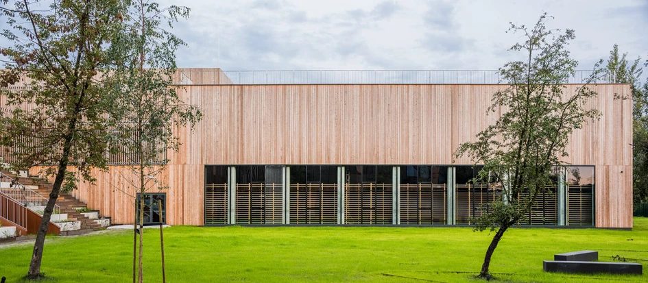 Akademia High School in Warsaw, designed by Medusagroup, has also received the highest possible LEED certification, demonstrating the growing importance of sustainability in the Polish construction industry. Photos: Juliusz Sokołowscy