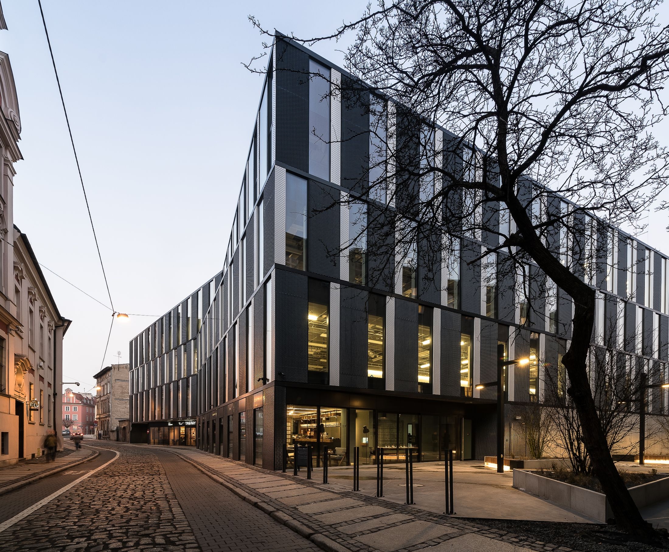 Ultra Architects conceived the facade of the Poznań office building in Za Bramka street with Oskar Zięta. The cladding consists of expanded, powder-coated aluminium, parts of which open for natural ventilation. Photos: Skyflash (1) Przemysław Turlej (2-4)