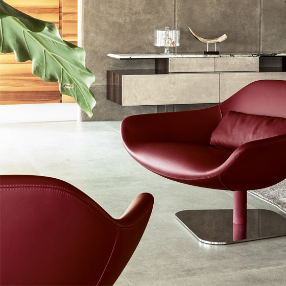 Read story Fine lines: Longhi’s 2019 collections