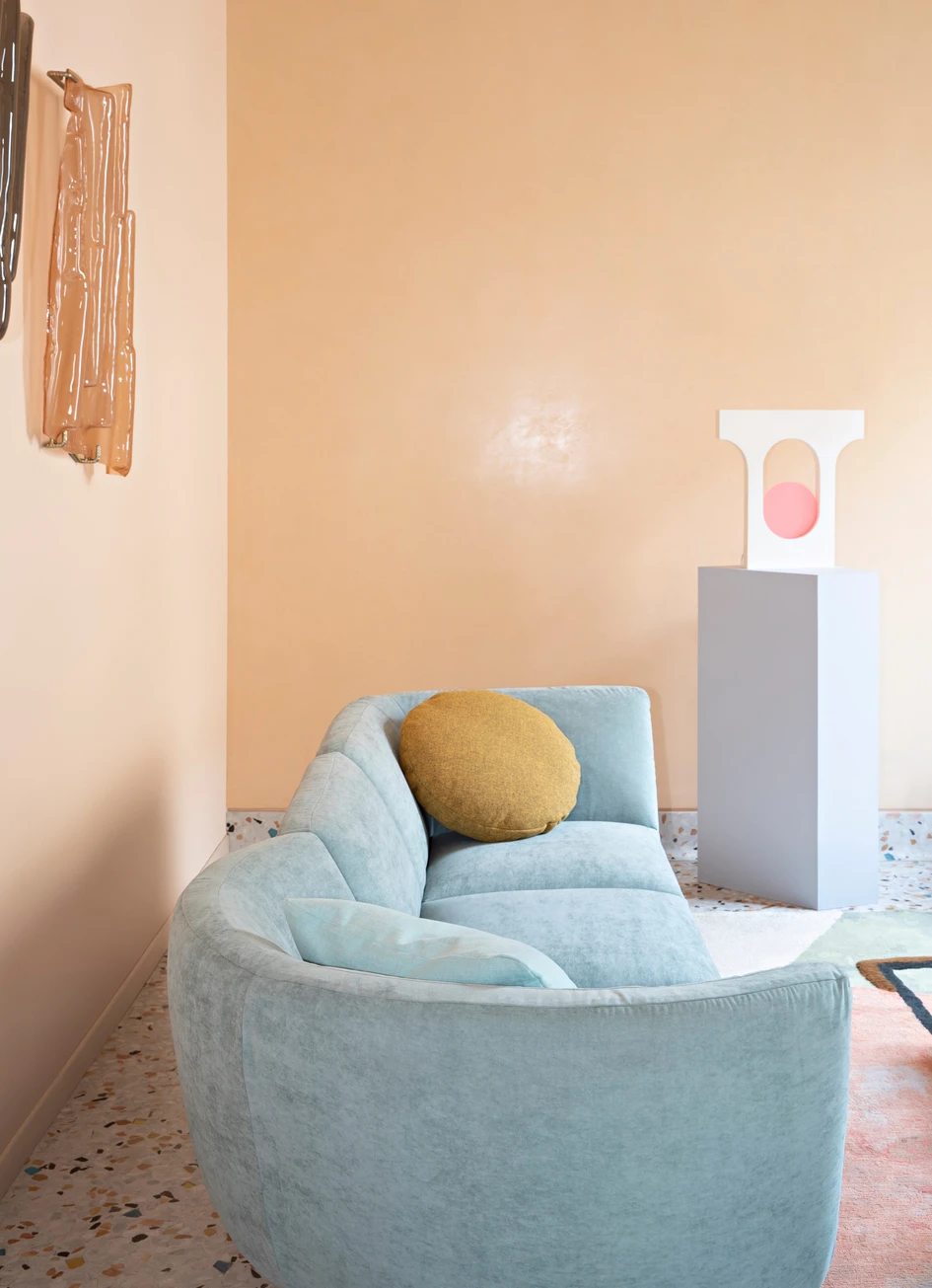 Mendini’s all-enveloping environment perfectly chimes with the cocooning qualities of Rendez-vous and the Chillout armchair