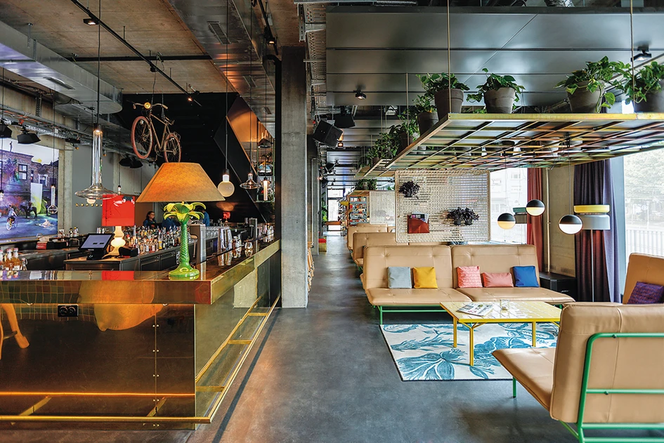 Oben: «Rolf Benz 988»: Für den Designer Bodo Sperlein ist der massive Holztisch eine Hommage an die Handwerkskunst. Unten: Speziell für das 25hours hotel in Zürich fertigte Werner Aisslinger eine elegante moderne Polstermöbelserie