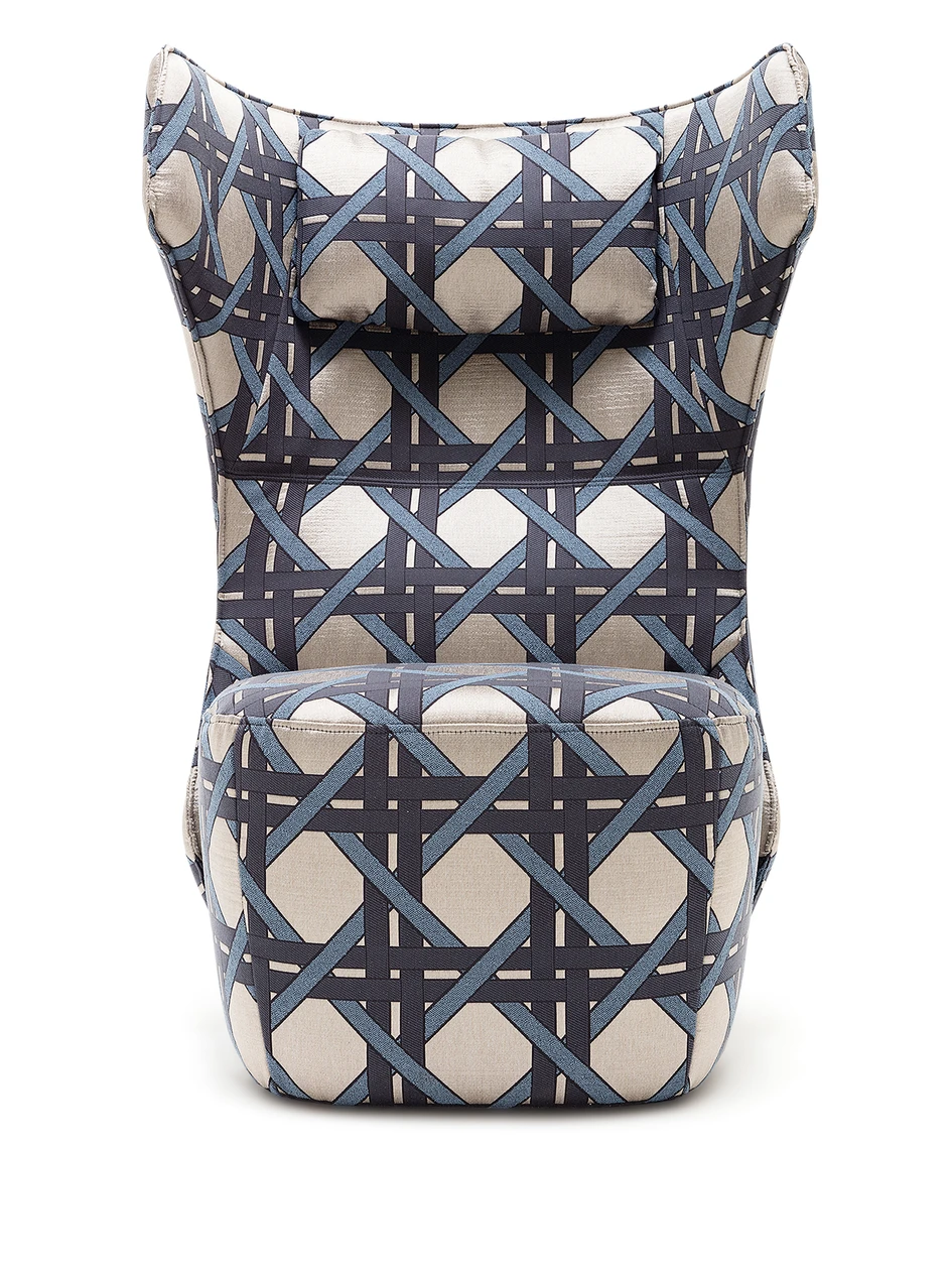 Oben: Rolf Benz 655»: Der bequeme Stuhlsessel mit seinen feinen, runden Linien beweist höchste Polsterkunst. Unten: «freistil 149»: Dawid Tomaszewski hat den modernen Ohrensessel überarbeitet – in einer limitierten Version erhältlich