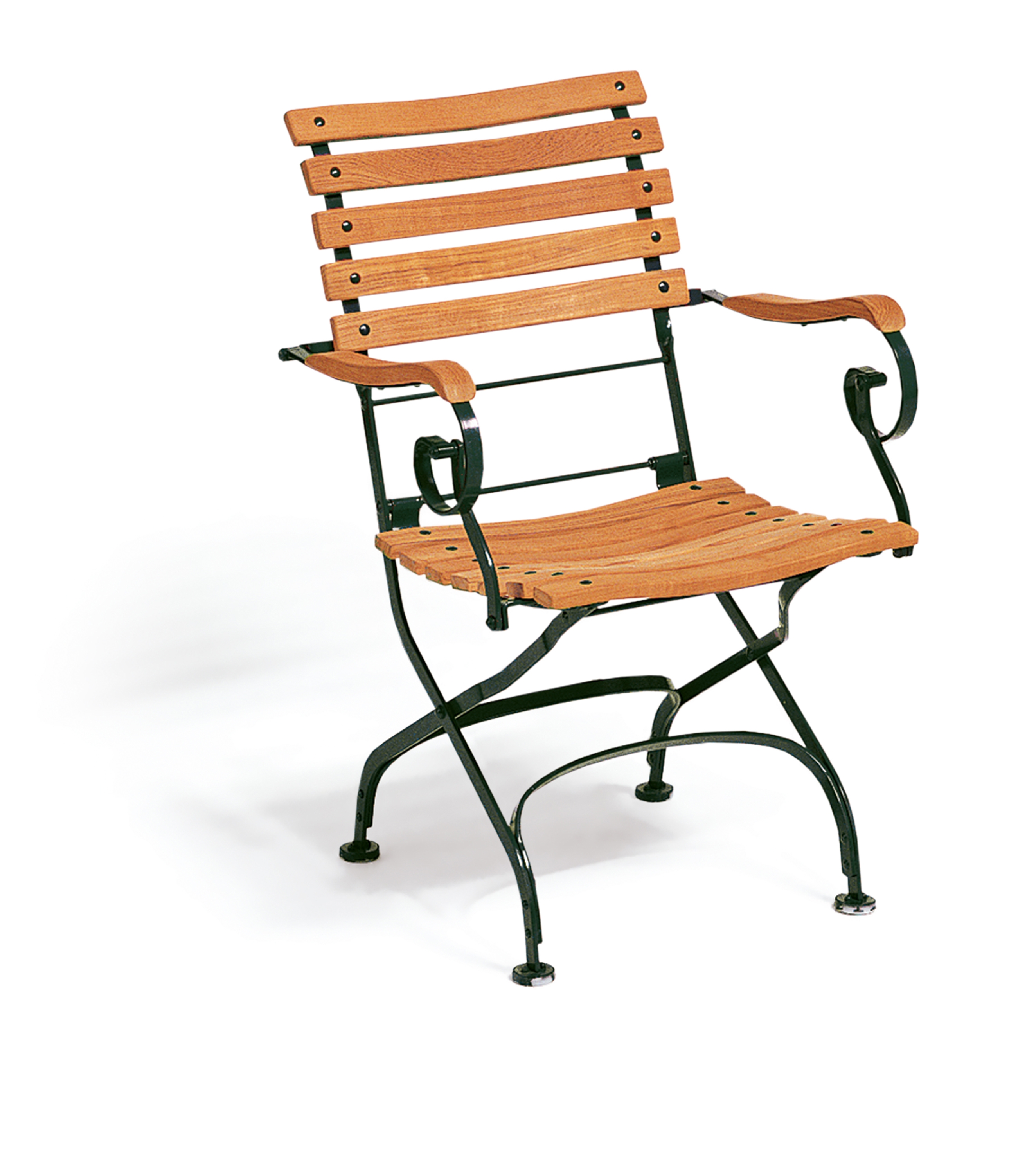 Oben: Moderne Gemütlichkeit: Das Daybed aus der Serie «Flow» besteht aus pulver-beschichtetem Aluminium. Unten: Zeitlos: Die Linie «Classic» aus Teak und Stahl war das erste Gartenmöbel von Weishäupl und ist noch heute ein Renner