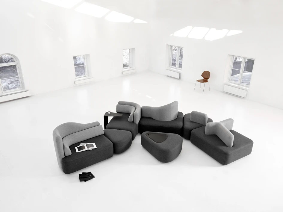 The sofa modules also integrate practical functions such as USB ports, sockets, trays and table surfaces