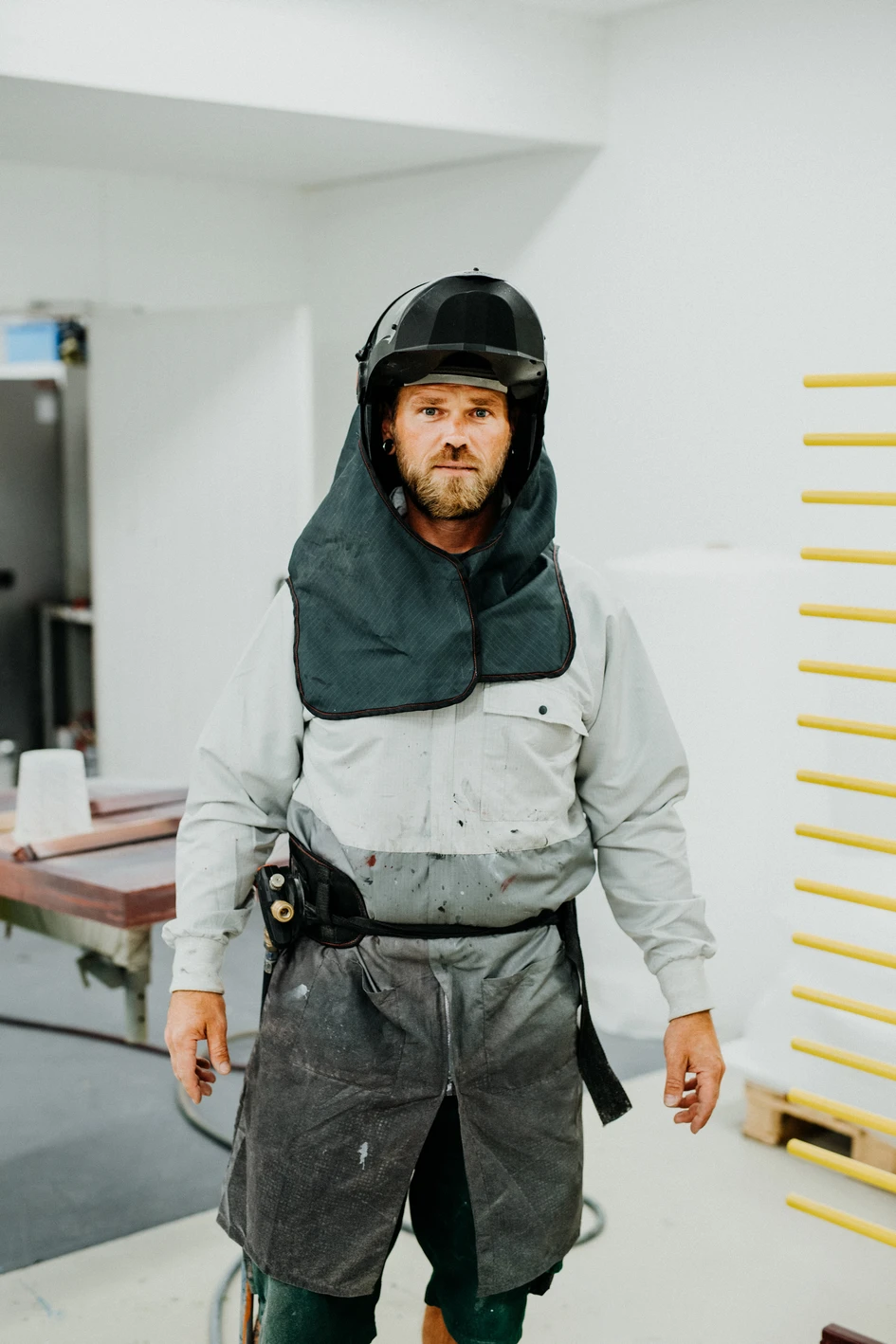 Dank seiner über 540 Mitarbeiter kann Palmberg auf ein solides Fundament an Fachkompetenzen zugreifen. Zu sehen: Lukas Hafemeister, Endfertigung Tischbau; Mathias Vogt, Abteilung Sonderbau
