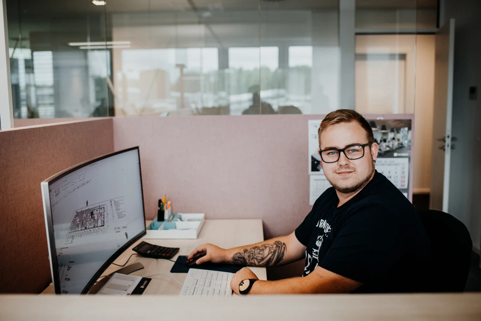 Die Büros in der Zentrale von Palmberg dienen als Referenzprojekt, in dem das Unternehmen seine dynamische, menschenorientierte Philosophie umsetzt. Zu sehen: Christina Witt und Niwar Jasim, Auftragserfassung; Max Bagunk, Objektplanung