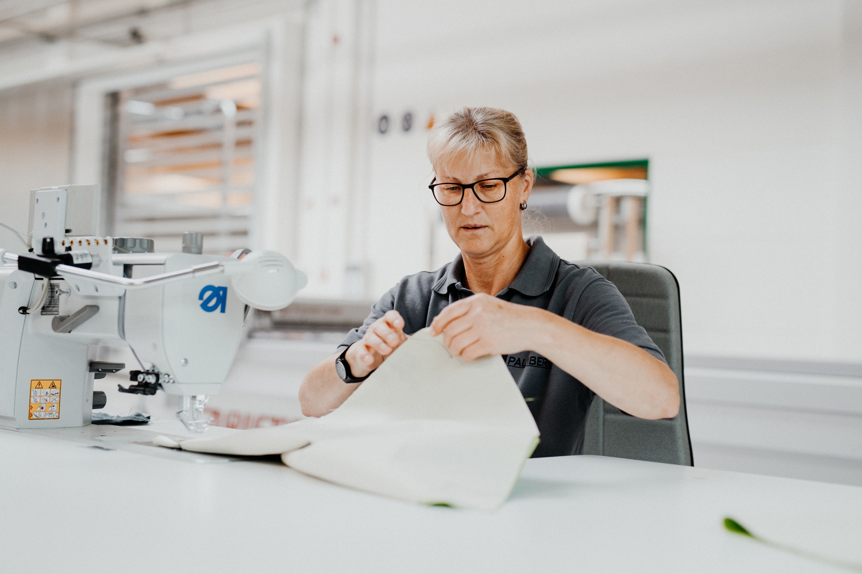 In den Palmberg-Werken trifft modernste Produktionstechnologie auf hochwertige Handarbeit. Zu sehen Frank Schulz, Endfertigung Container; Liane Orlowski, Akustische Komponentenfertigung