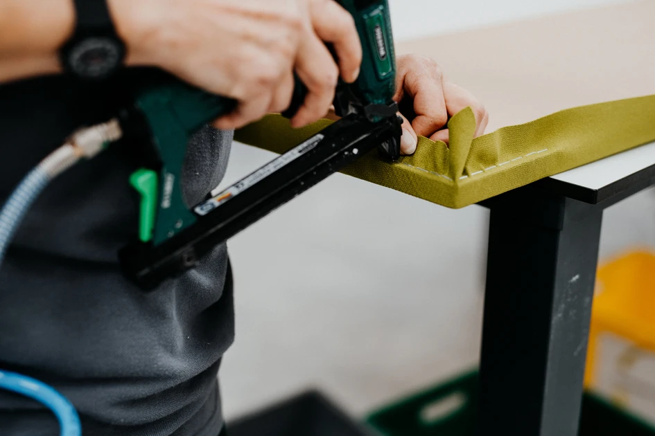 Mensch und Maschine: Die zunehmende Automatisierung in der Produktion bei Palmberg erlaubt die Ausführung grosser Aufträge bei höchster Qualität und ohne Verzicht auf handgefertigte Details