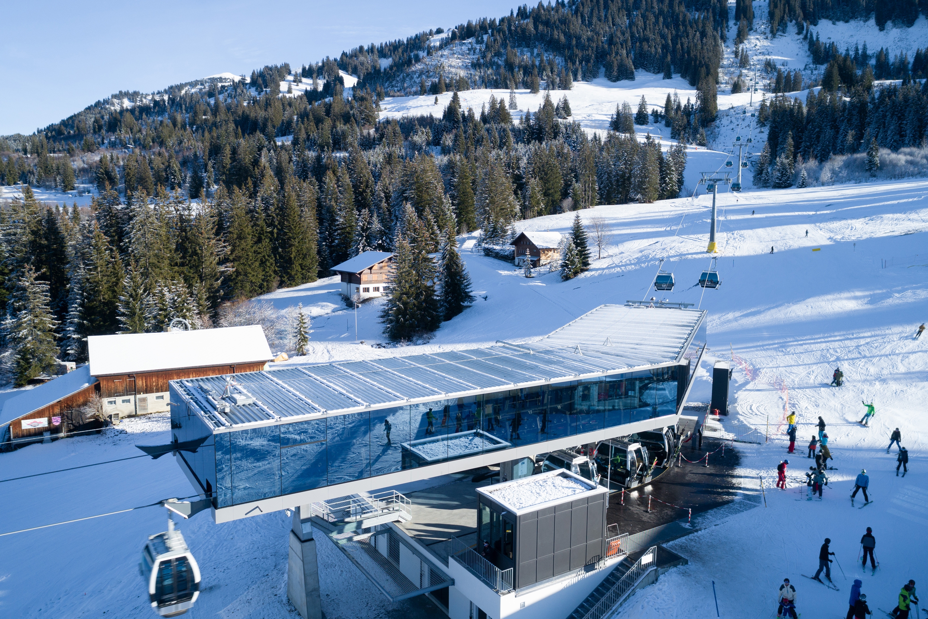First Class like First Glass: The new D-Line gondola lift in Gstaad is not only at the top in terms of technology and comfort, but also in its choice of glass construction. And it is also a true visual showstopper