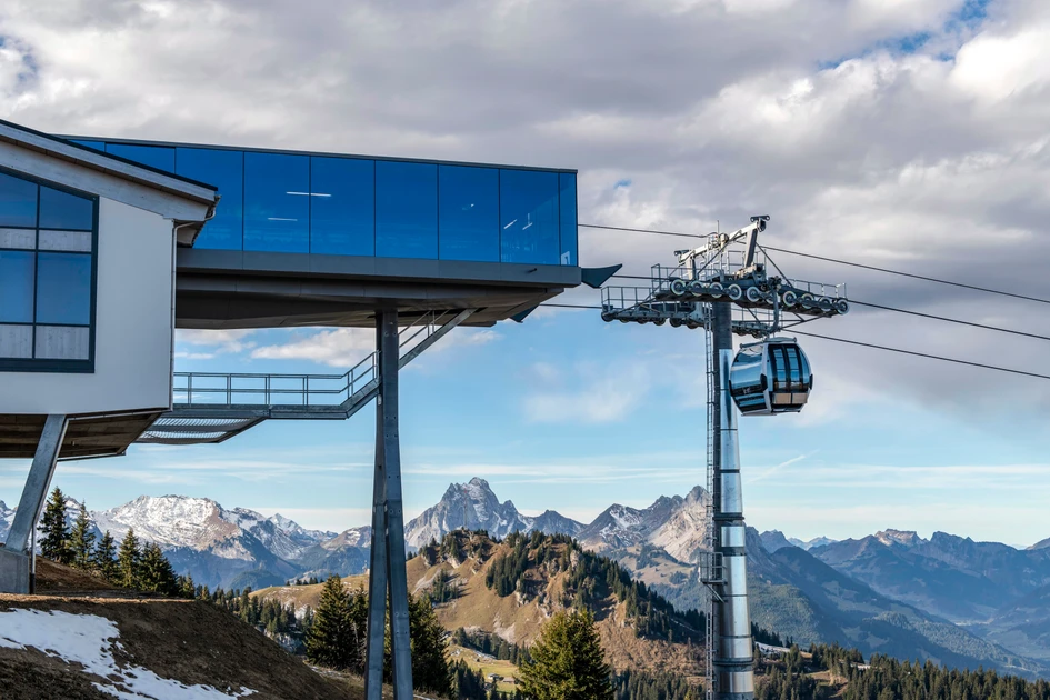 On the summit: the first cable car with a real glass facade allows for some very special perspectives