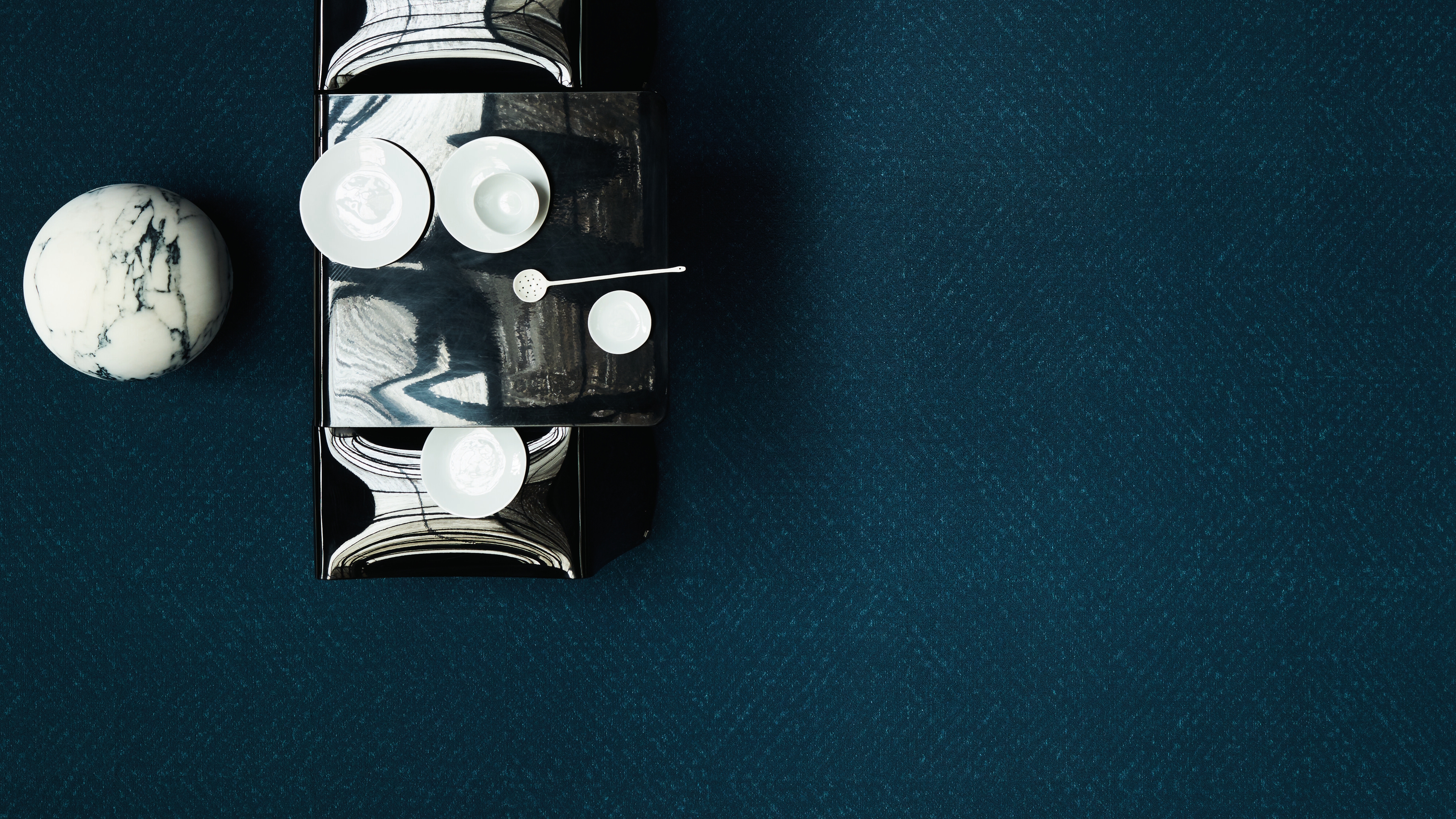 It is not only the way it’s made that fascinates, but also the design. With the eight exquisite PLACES OF ORIGIN variations, OBJECT CARPET embraces the spirit of our times: flexible, multi-faceted, timeless – more than any architect could wish for