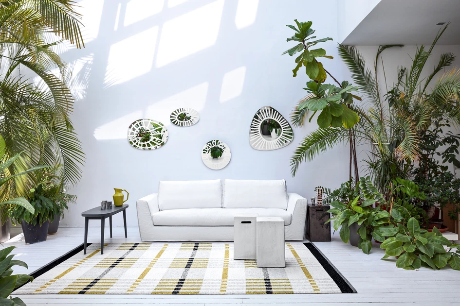 Der abnehmbare Bezug des Mik-Sofas sitzt so gut, dass er sich kaum von herkömmlichen Polsterbezügen unterscheidet 