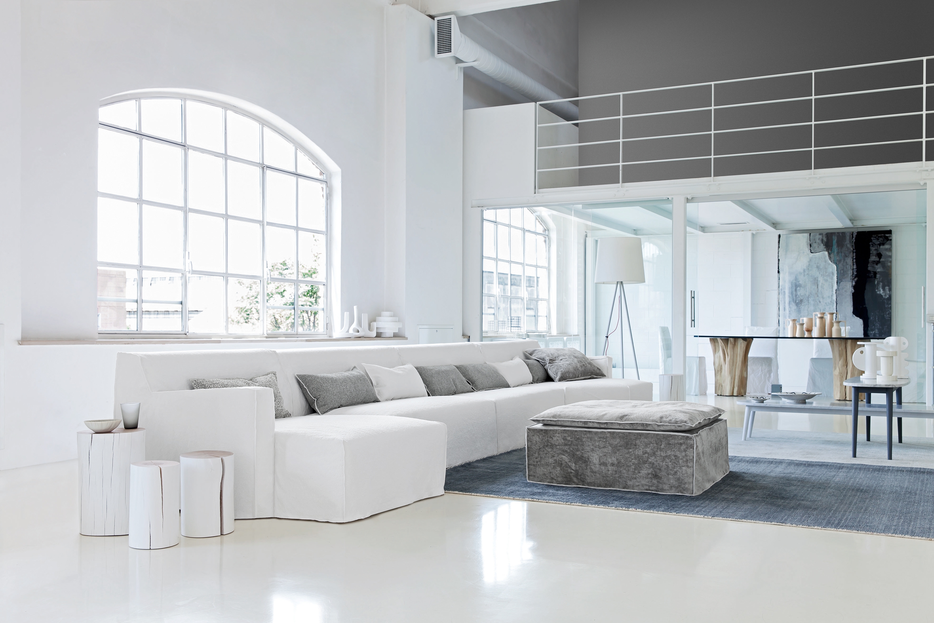 Oben: Die locker drapierten Bezüge des Ghost Sofas lassen sich im Handumdrehen wechseln und sind ansprechend informell. Unten: Die strafferen Bezüge des More Sofas verleihen ihm eine klare Silhouette, die sich für moderne urbane Interieurs eignet