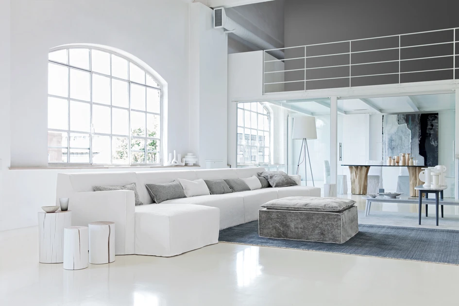 Oben: Die locker drapierten Bezüge des Ghost Sofas lassen sich im Handumdrehen wechseln und sind ansprechend informell. Unten: Die strafferen Bezüge des More Sofas verleihen ihm eine klare Silhouette, die sich für moderne urbane Interieurs eignet