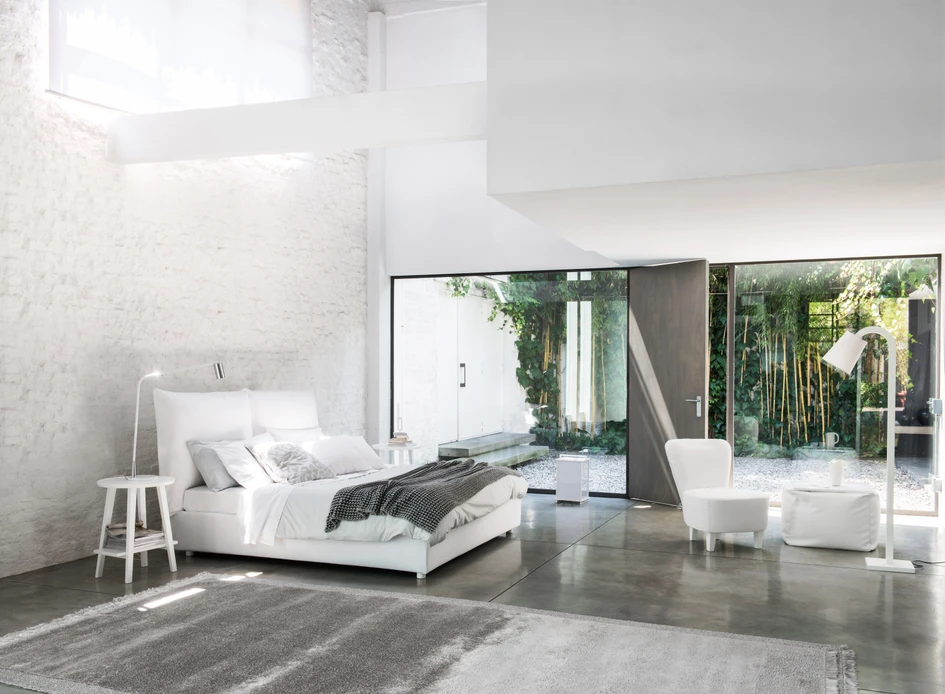 Oben: Die betont lässigen Bezüge der Ghost-Kollektion sind ideal für gemütliche Sitzbereiche. Unten: Sogar das gepolsterte Kopfteil von Gervasonis Doppelbett verfügt über bequem abnehmbare Bezüge